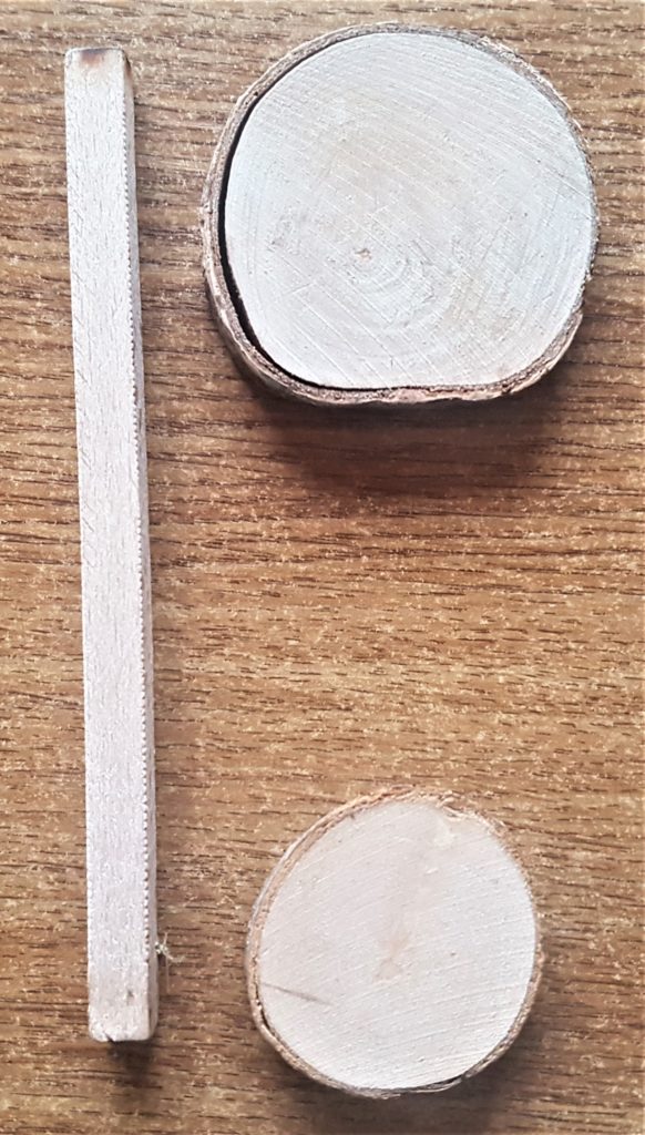2 wood slices ans a wooden holder.