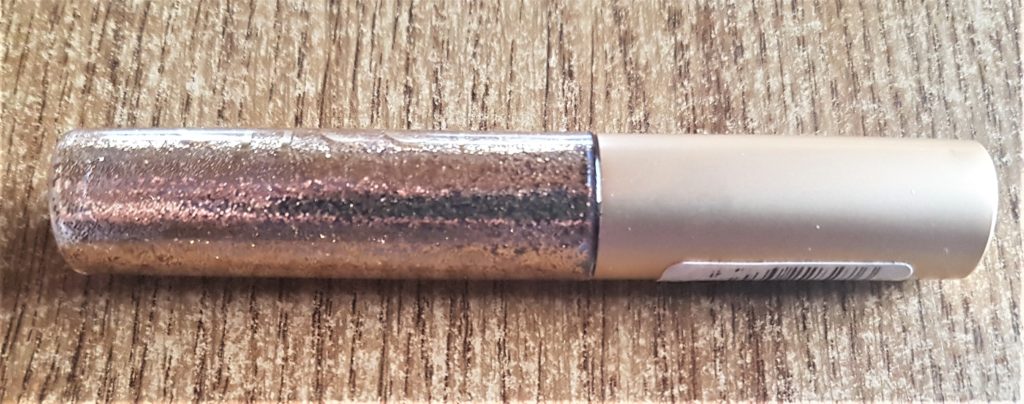 Gold Glitter Eye Liner.