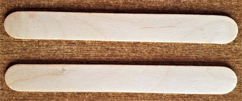 2 wider natural coloured lollipop sticks.