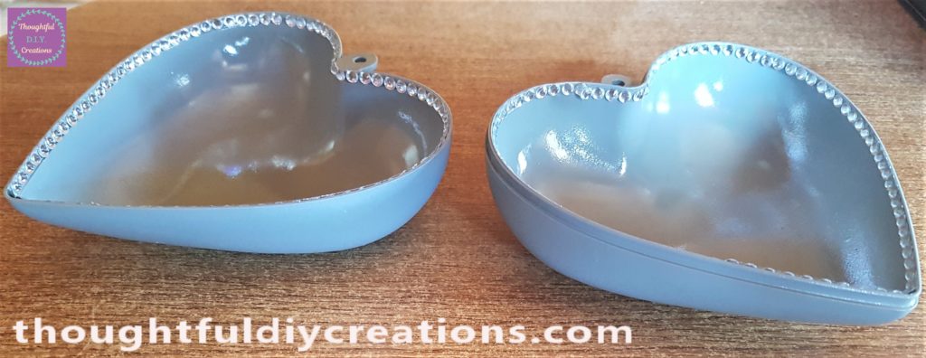 Gemstones on the 2 hearts.