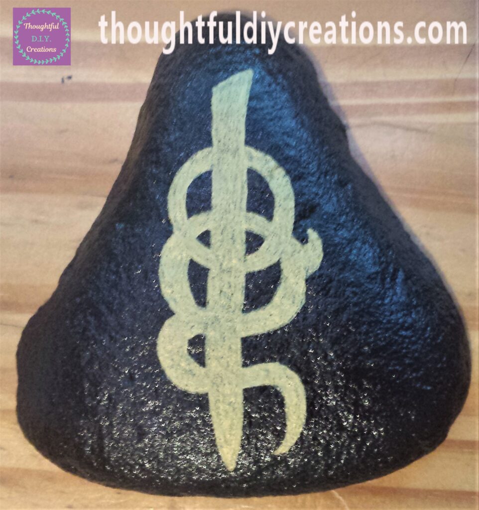 The Letters l, o and g filled in with the gold paint pen.