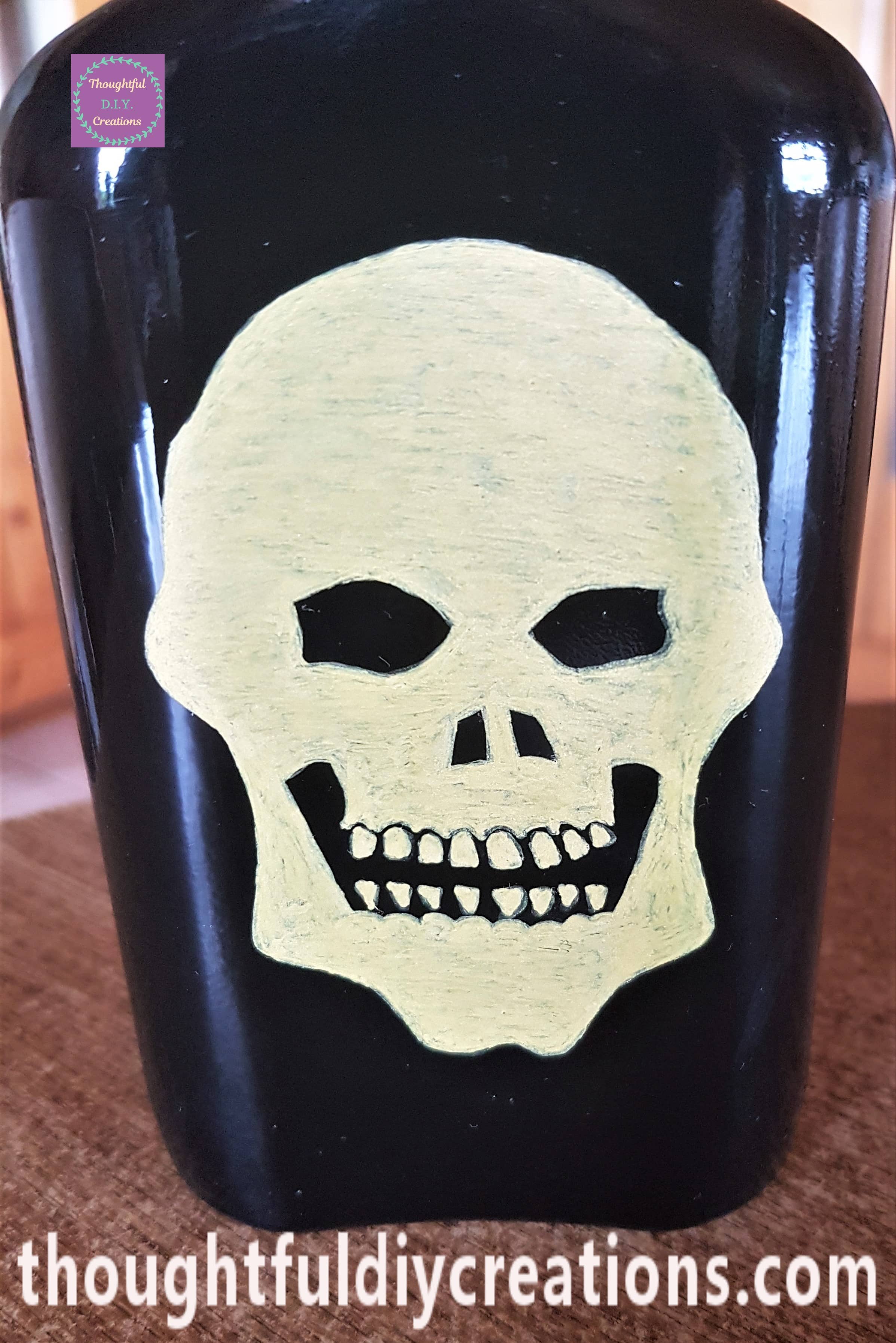 Close-up image of the Skull on the Bottle.