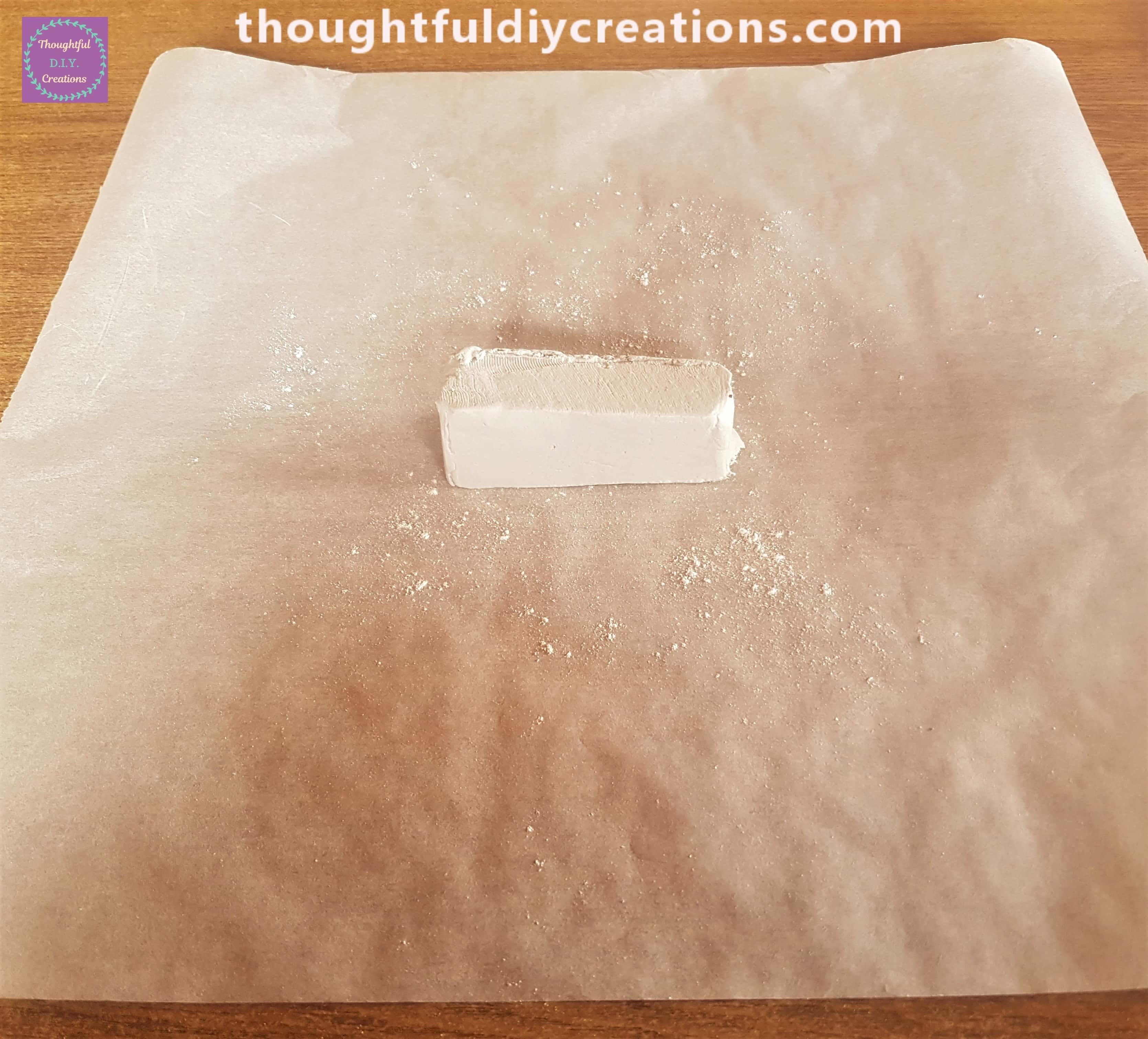 I cut a rectangle of Clay 1 inch thick with a knife. I sprinkled some Flour on the Baking Paper and Clay.