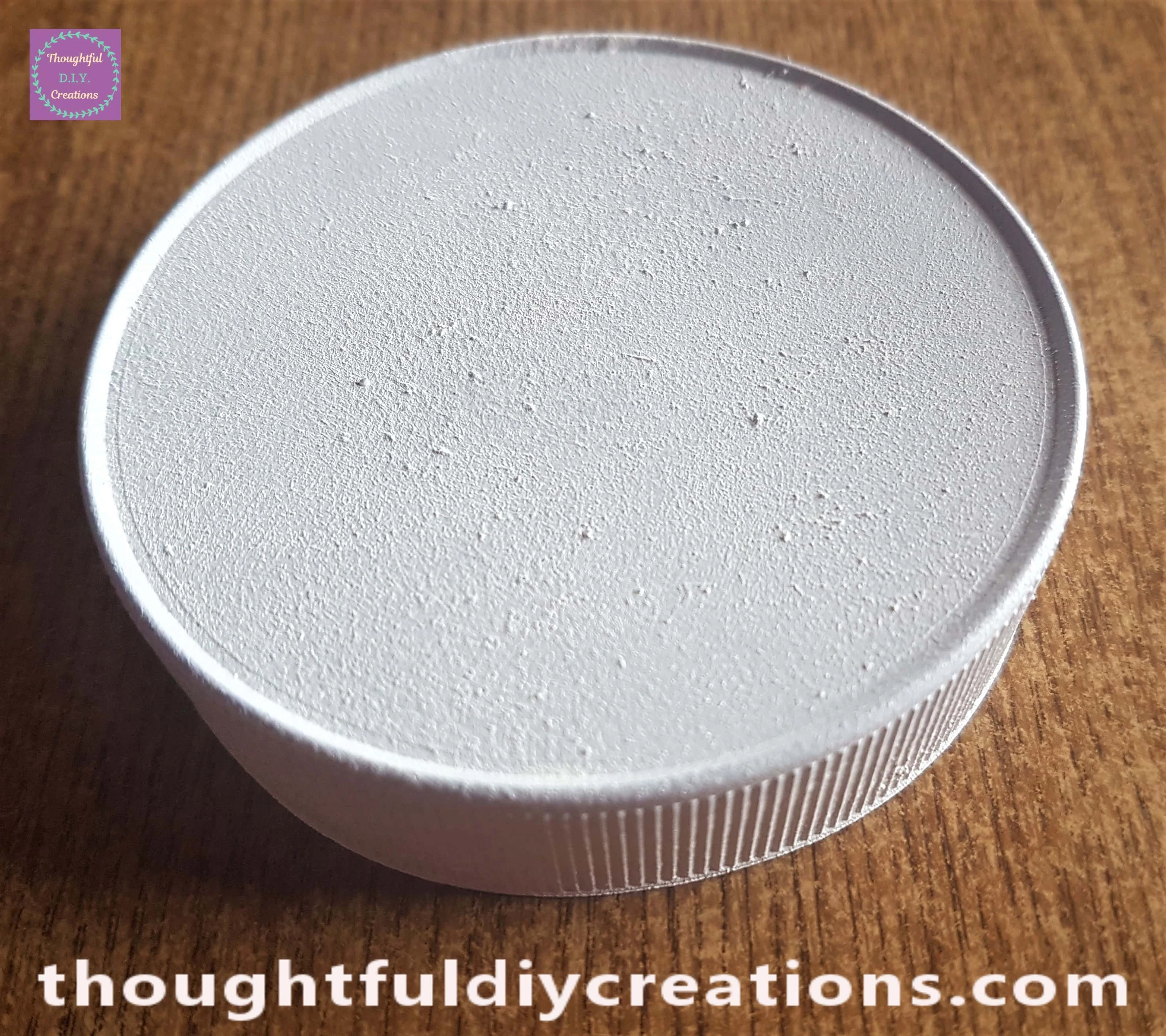 I painted a layer with White Acrylic Paint on the lid with the sponge.