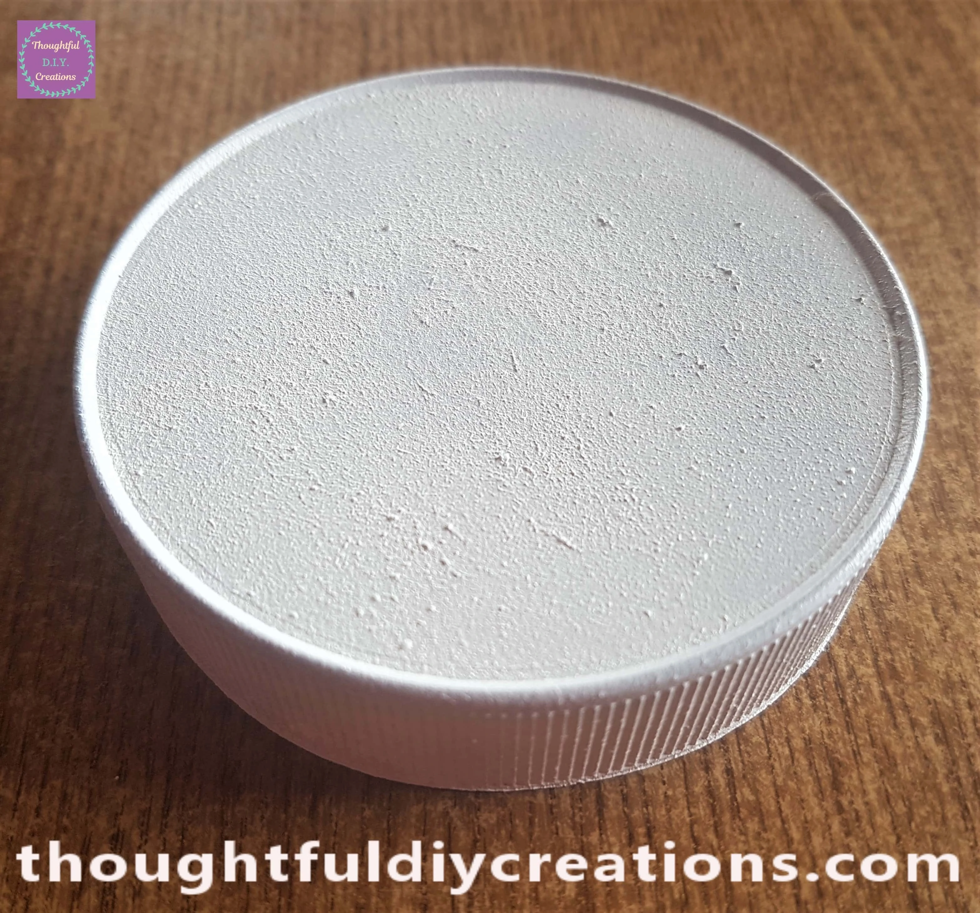 One more layer of white paint on the lid when the first layer was fully dry.