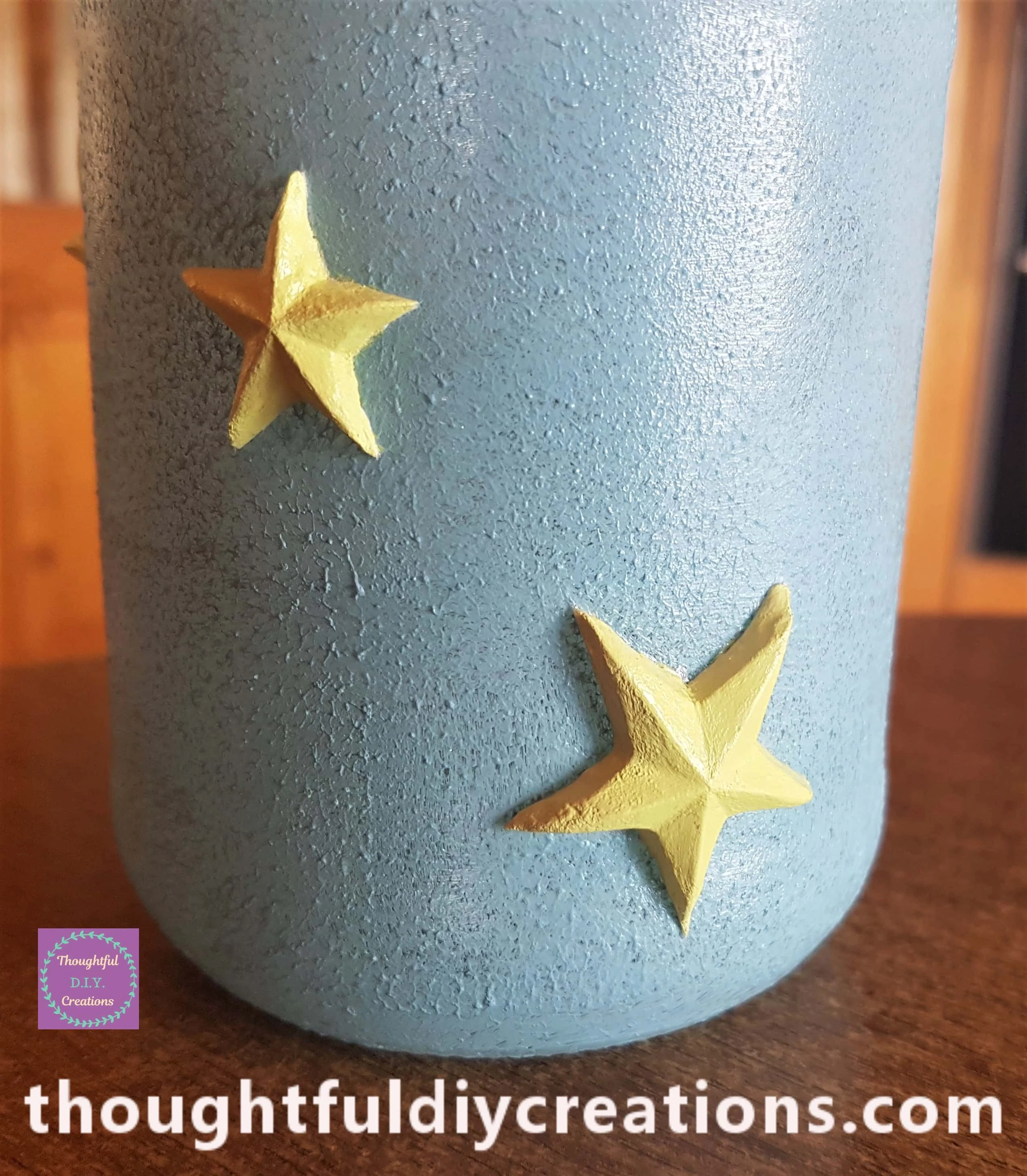 Stars on the back of the jar with added shine.
