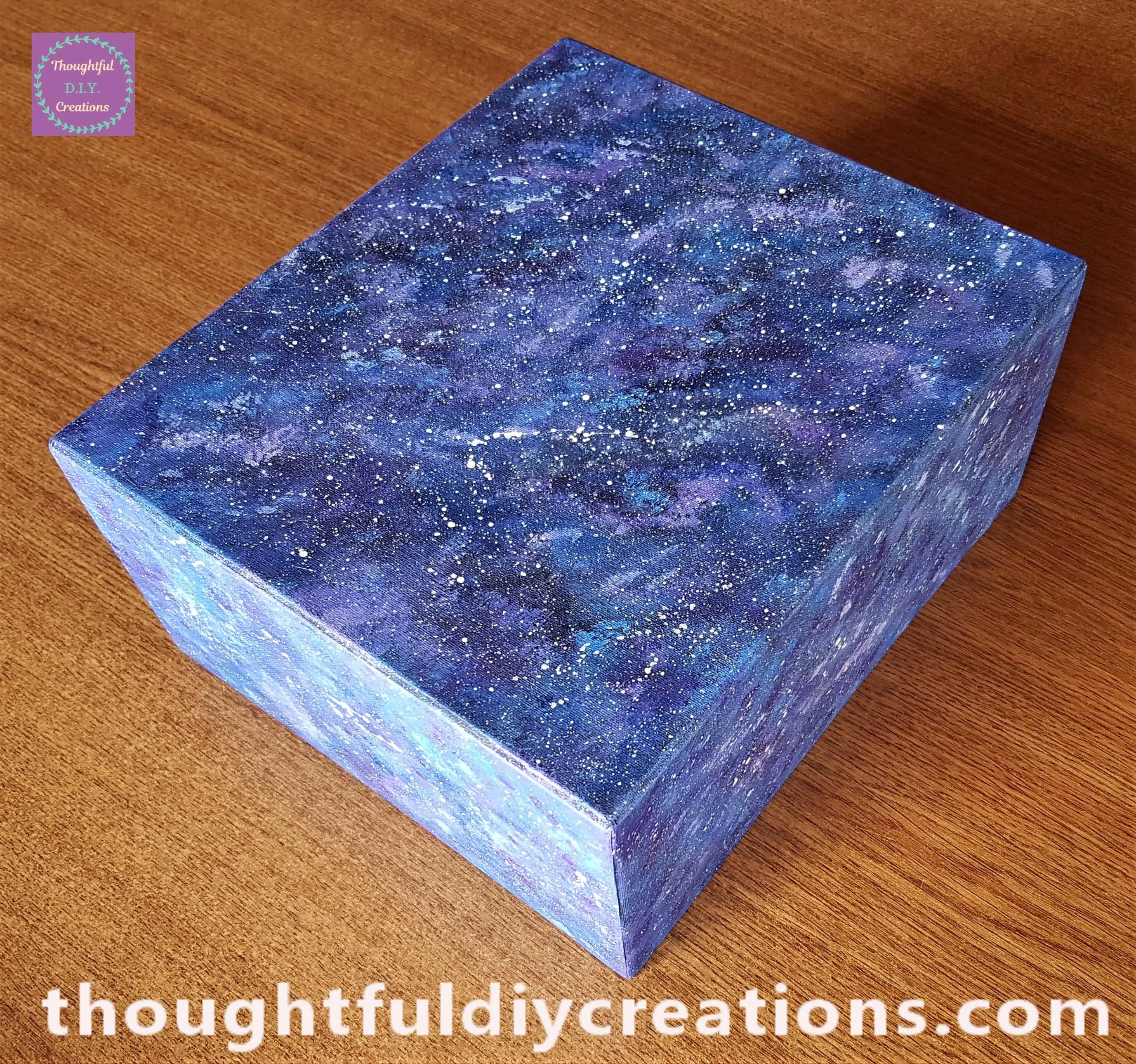 The white splatters on the bottom of the box.