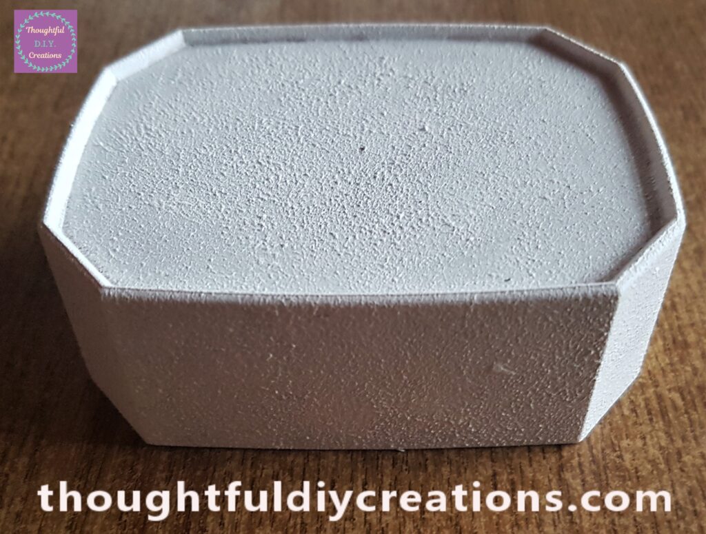 I applied 2 layers of Gesso to the lid with the Sponge. This Primes the Lid, and makes it easier to apply Paint to the surface.