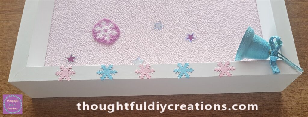I added 5 snowflakes altogether alternating between the colours.