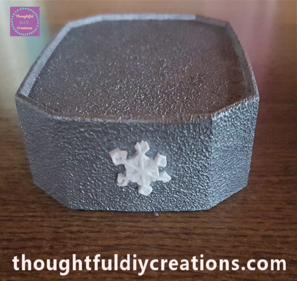 I added the second biggest Snowflake Mould to the two sides of the Lid.