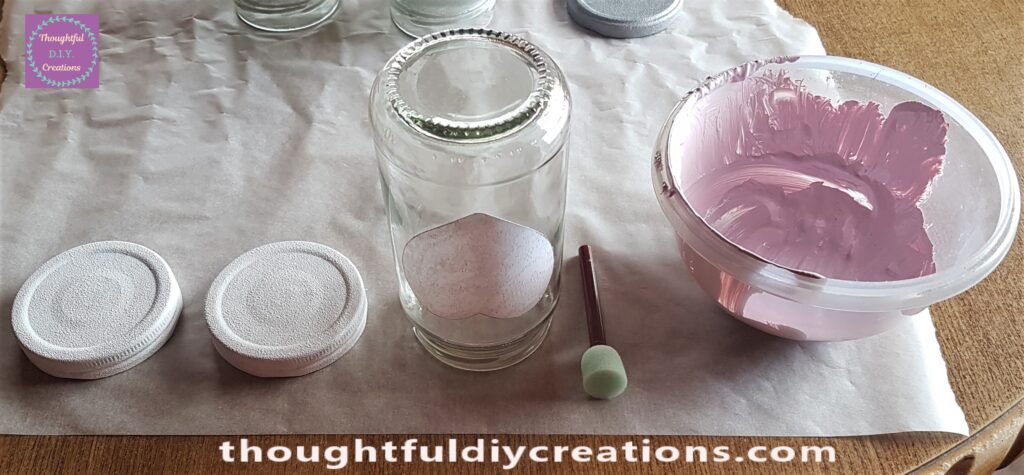 I put the Bowl on the Baking Paper as well as the 2 Lids from the Smaller Jars and the bigger Jar turned upside down.