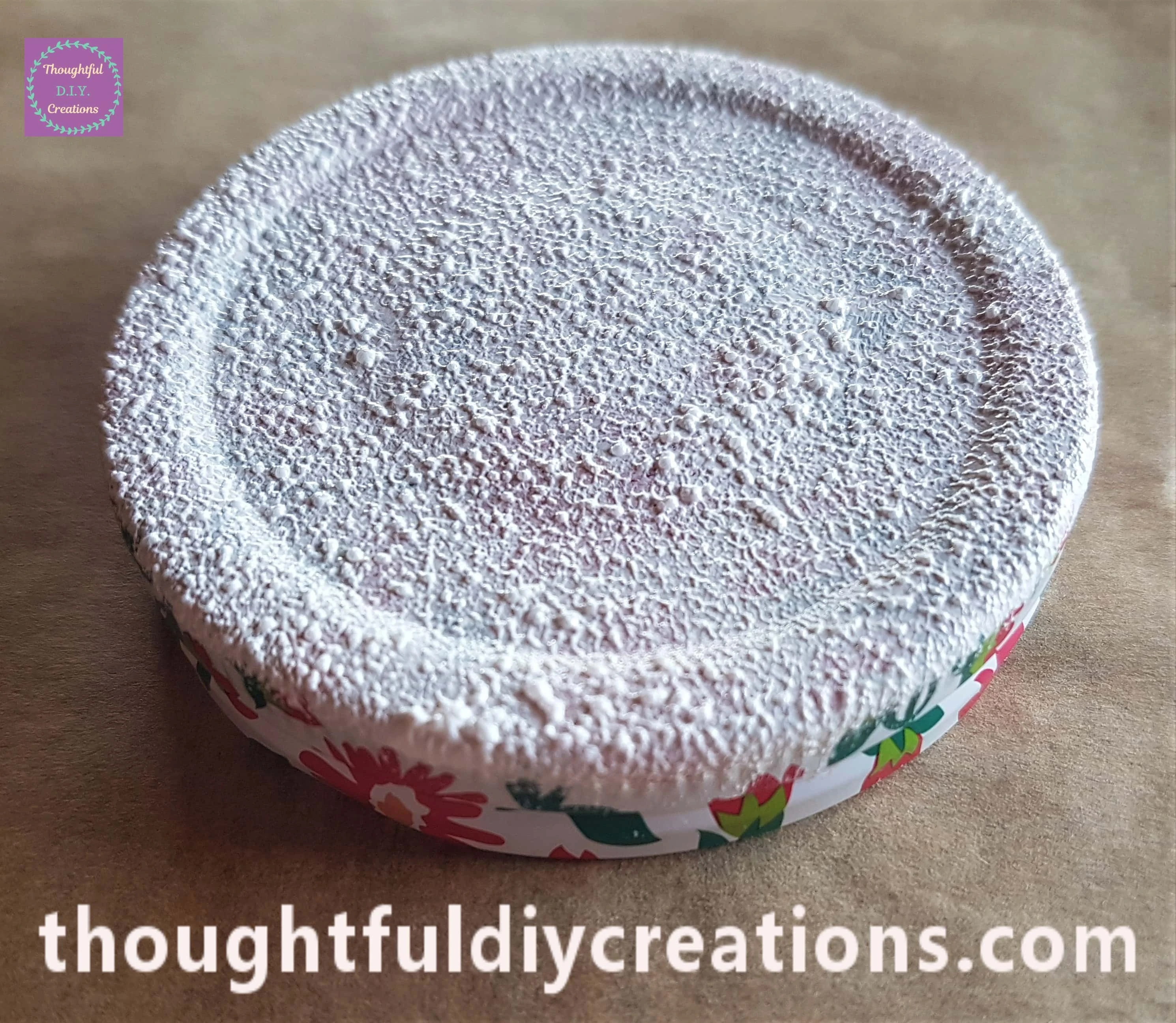 I added more Gesso to the sponge, dabbed the excess and added more gesso to the Lid.