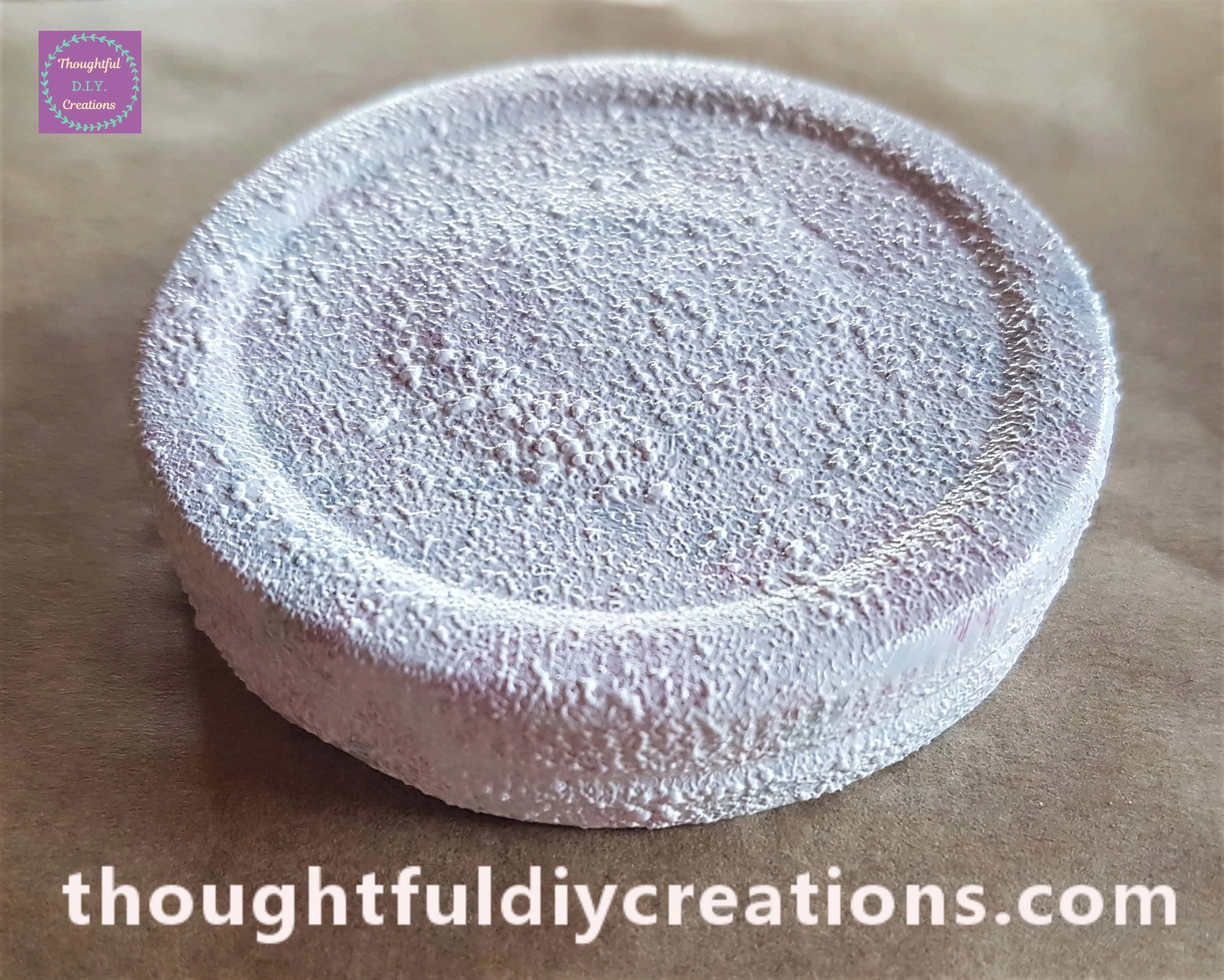 I dabbed the sponge with gesso onto the Side of the Lid until it had one even layer.