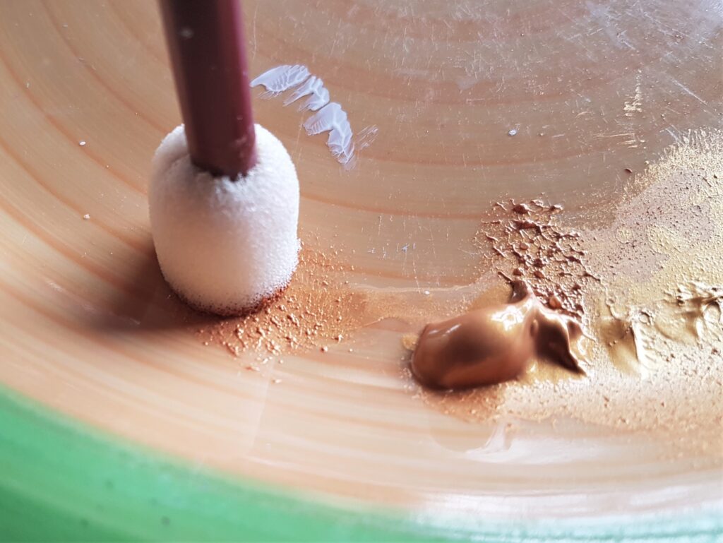 Gold Acrylic Paint on an old Plate, I pressed the Sponge into the Paint and dabbed away the excess.