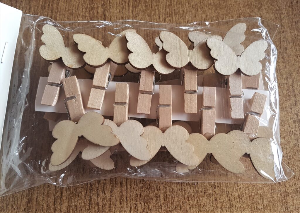 Bag of 20 Butterfly Pegs.