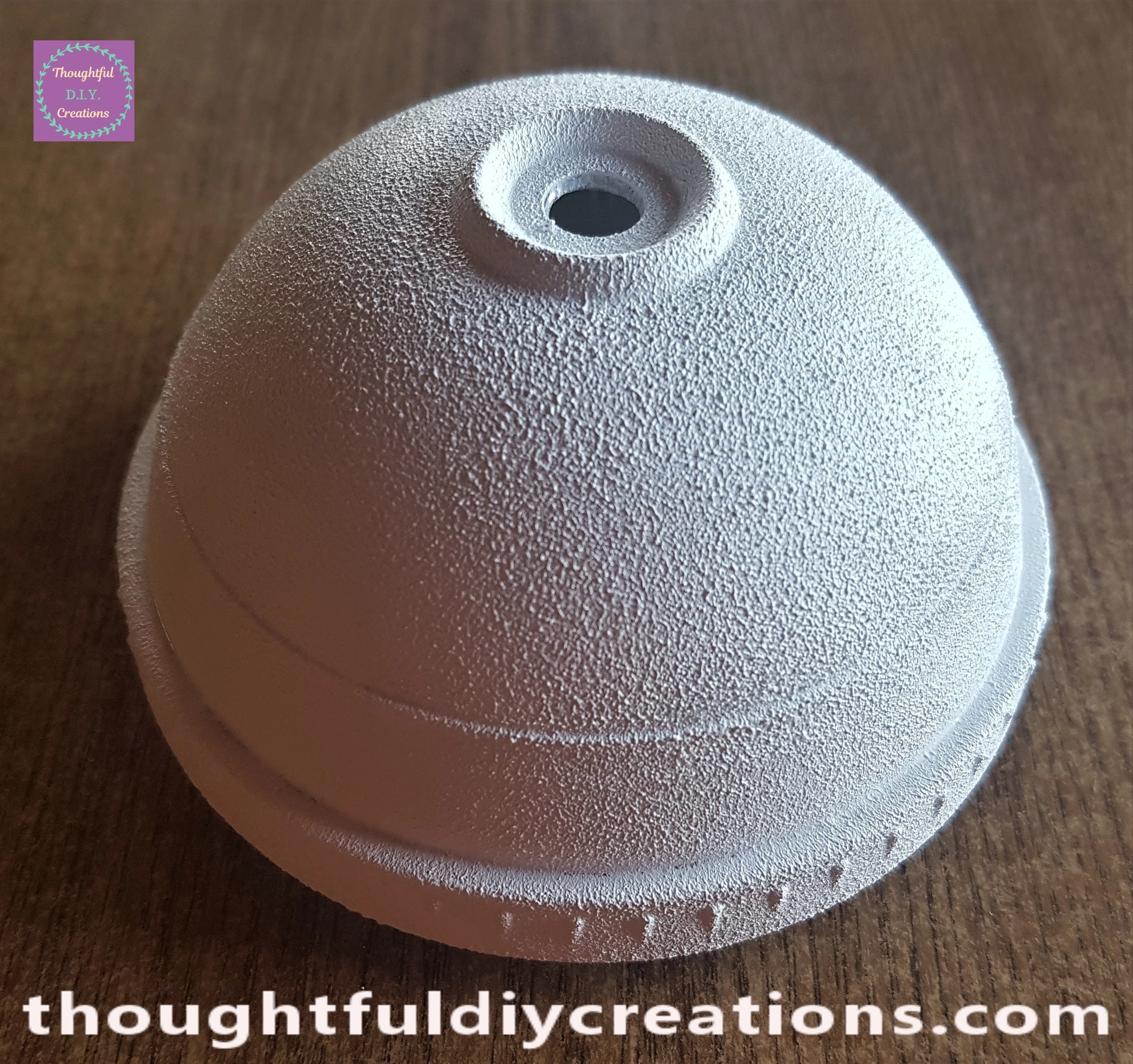 I painted 2 layers of White Paint onto the Lid with the Sponge. I left an hour drying time between each layer.