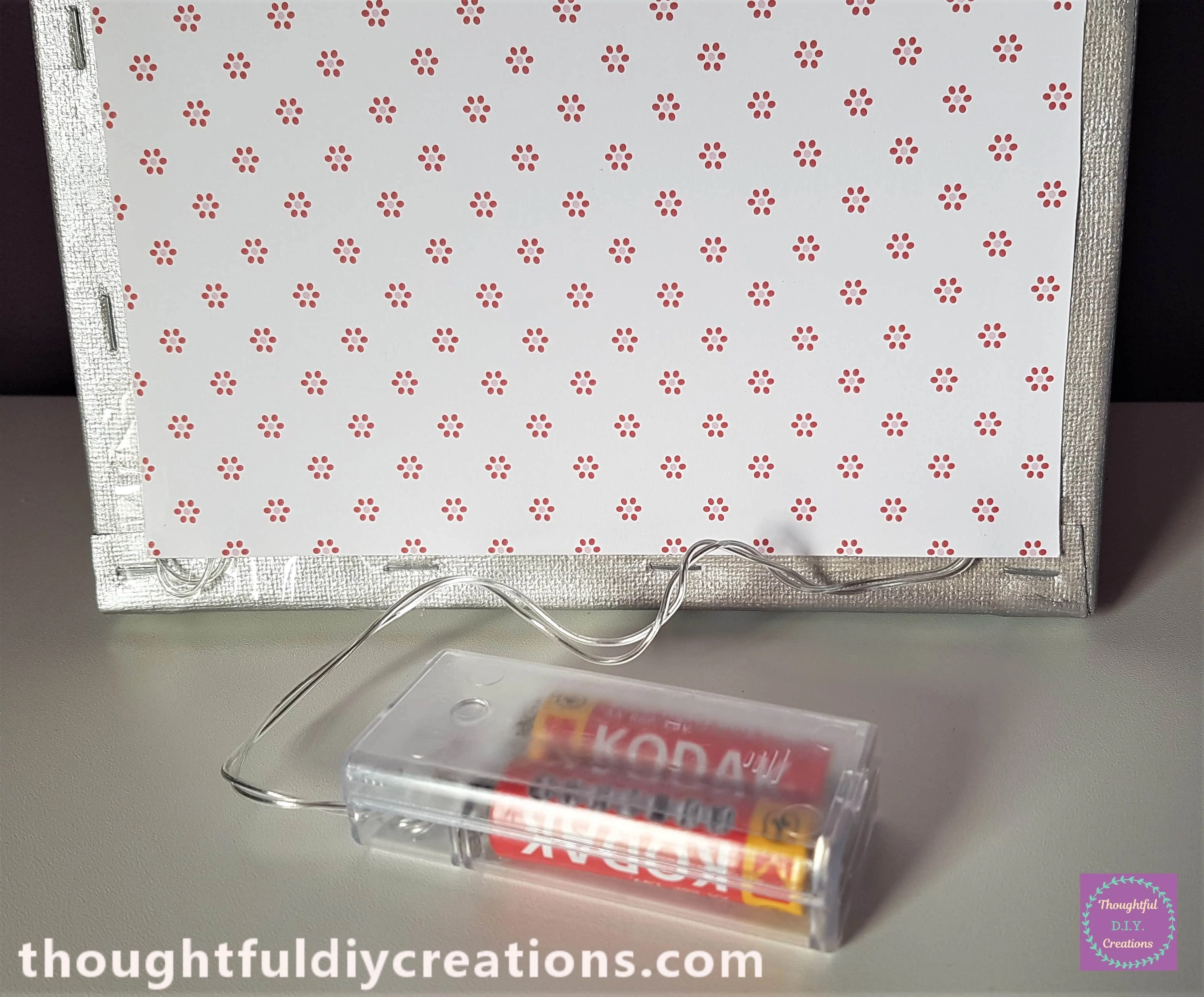 The Battery Pack can be hidden behind the Canvas and the Batteries can be easily changed.