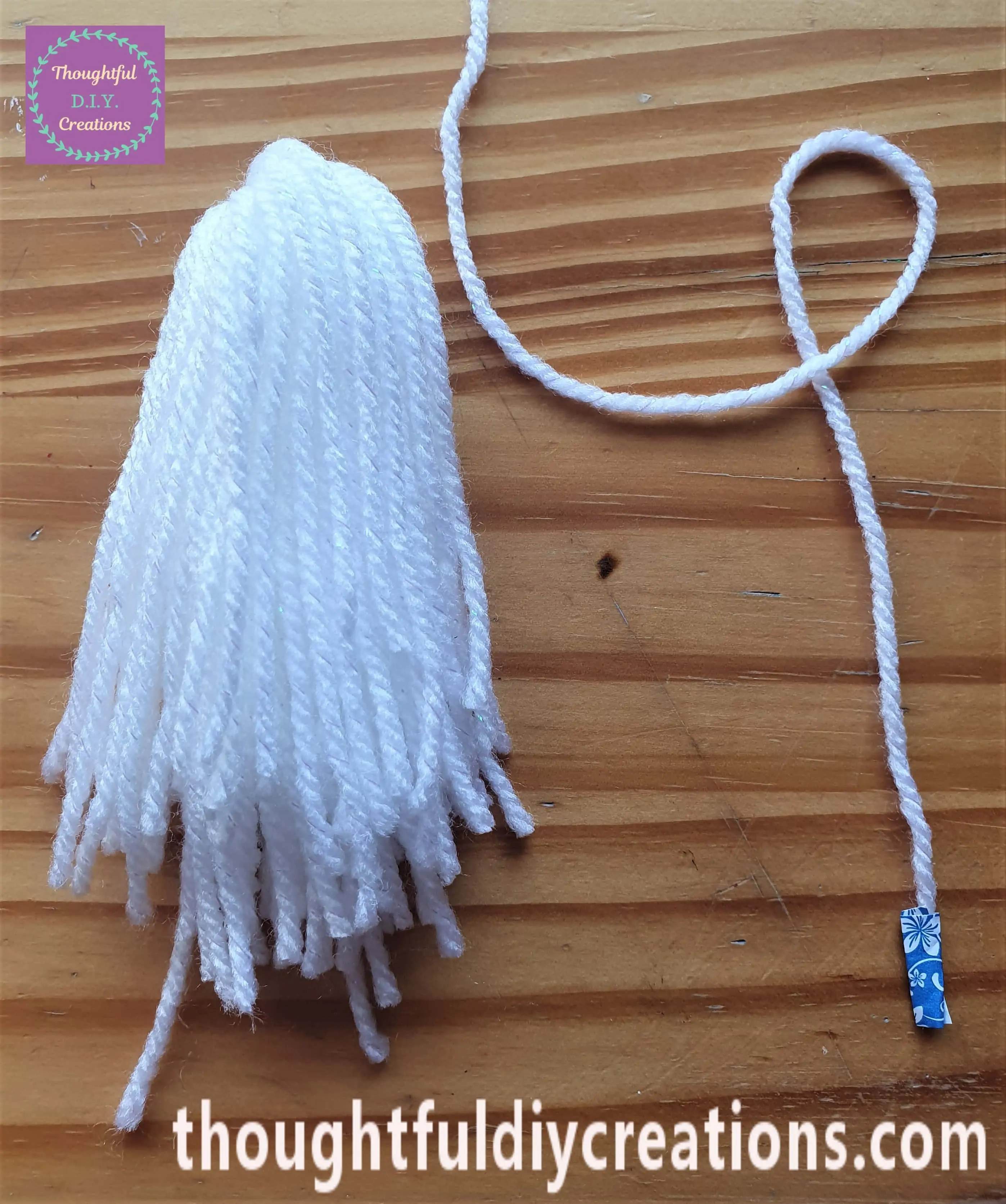 I made a line out of the string of wool to the same height as the bundle. I made a loop with my string of wool near the top of the bundle.